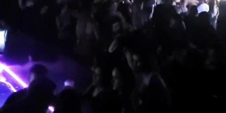 Com restrições em Foz, brasileiros participam de balada com aglomeração em CDE