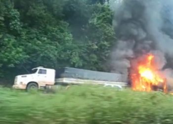 Com caminhões diferentes, pai e filho se envolvem em acidente no oeste e um deles morre após veículo pegar fogo