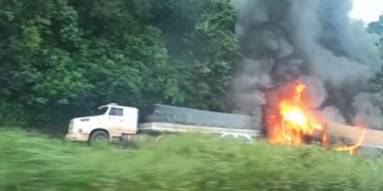 Com caminhões diferentes, pai e filho se envolvem em acidente no oeste e um deles morre após veículo pegar fogo
