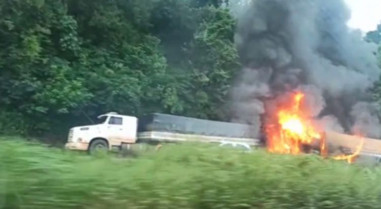 Com caminhões diferentes, pai e filho se envolvem em acidente no oeste e um deles morre após veículo pegar fogo