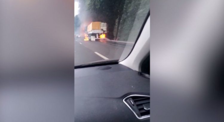 Com caminhões diferentes, pai e filho se envolvem em acidente no oeste e um deles morre após veículo pegar fogo