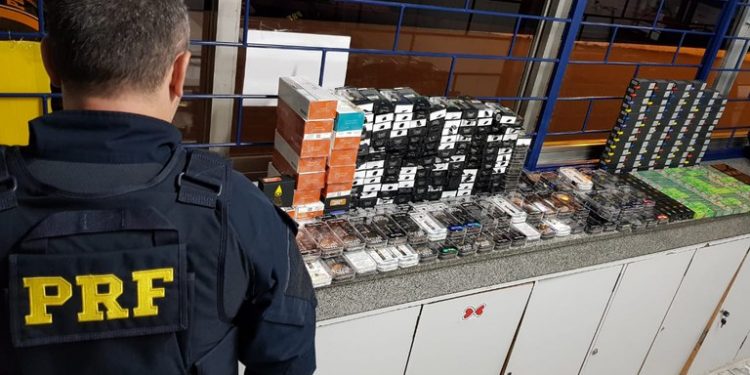PRF apreende 408 cigarros eletrônicos de maconha líquida no Paraná