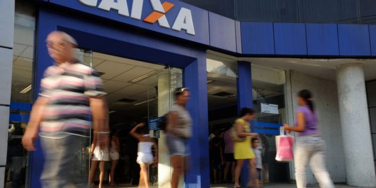 Caixa paga abono salarial para nascidos de março a junho