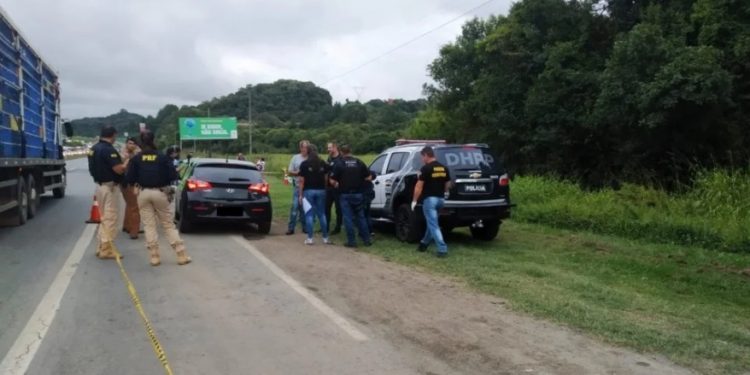 Polícia prende suspeito de matar casal na BR-277 e divulga imagens para identificar segundo envolvido