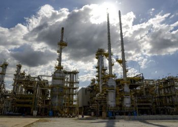 Petrobras aumenta preço da gasolina em cerca de 8% nas refinarias
