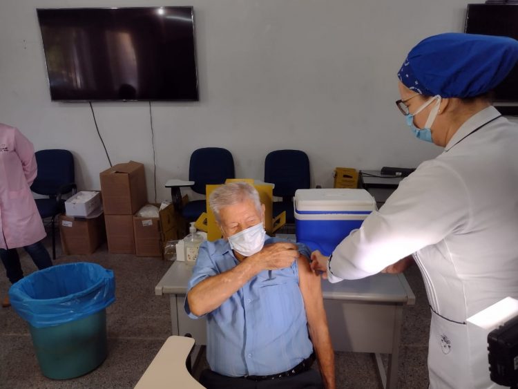 ‘A emoção é muito grande’, disse idoso de 93 anos ao se vacinar contra a Covid em Foz do Iguaçu