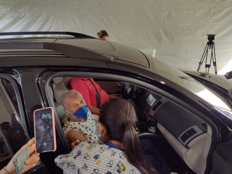 ‘A emoção é muito grande’, disse idoso de 93 anos ao se vacinar contra a Covid em Foz do Iguaçu