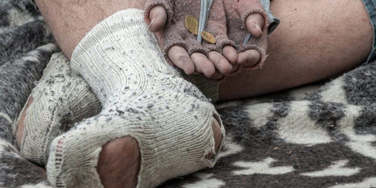 Morador de rua encontrado morto em Milão tinha 100 mil euros no banco