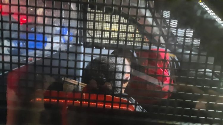 Em Curitiba, polícia flagra suspeito estuprando funcionária de lotérica após assalto; vídeo