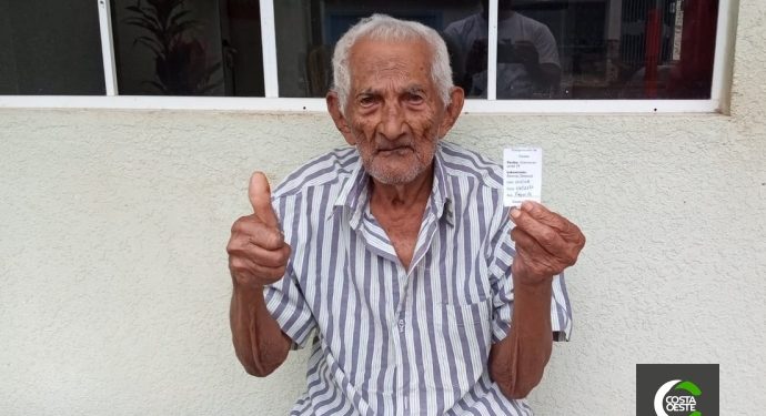 Idoso de 103 anos é vacinado contra a Covid-19 no oeste do Paraná