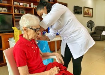 Covid: Começa vacinação de idosos com mais de 90 anos em Foz do Iguaçu