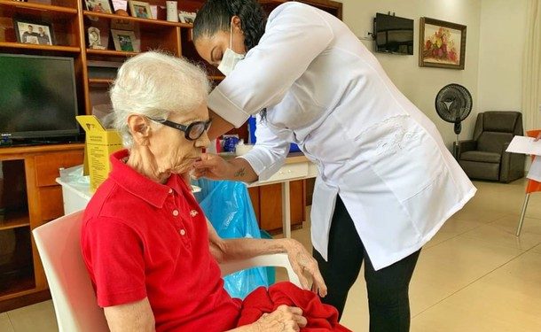 Covid: Começa vacinação de idosos com mais de 90 anos em Foz do Iguaçu