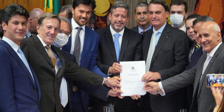 Bolsonaro entrega à Câmara PL que permite privatização dos Correios