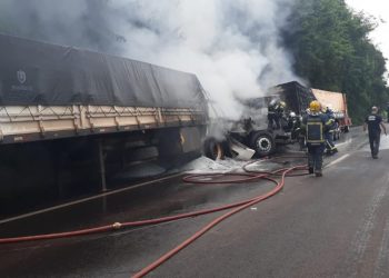 Com caminhões diferentes, pai e filho se envolvem em acidente no oeste e um deles morre após veículo pegar fogo
