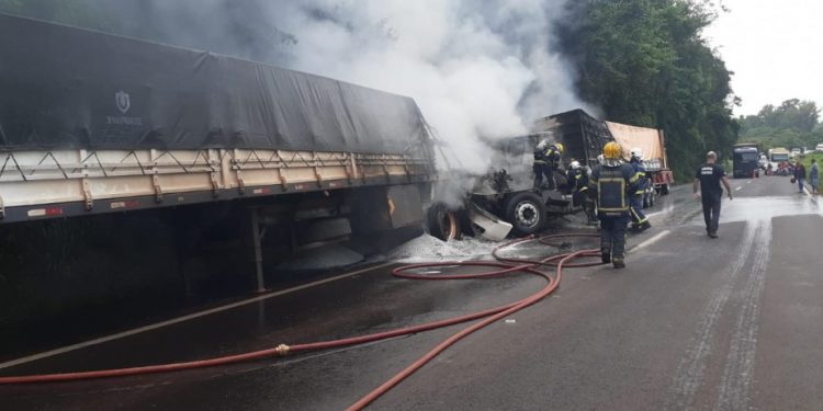 Com caminhões diferentes, pai e filho se envolvem em acidente no oeste e um deles morre após veículo pegar fogo