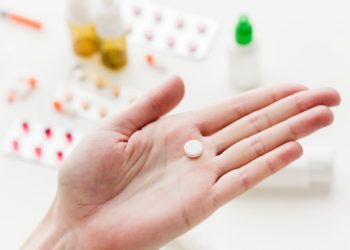 Novo estudo sugere medicamentos que reduzem pela metade mortes em casos mais graves de Covid-19