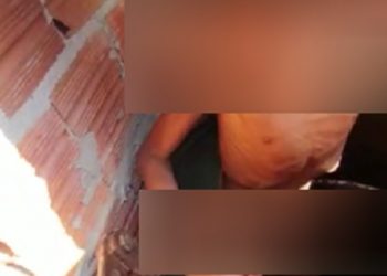 Menino mantido em barril diz que pai o lavava com água sanitária e que viu Revéillon por um buraco