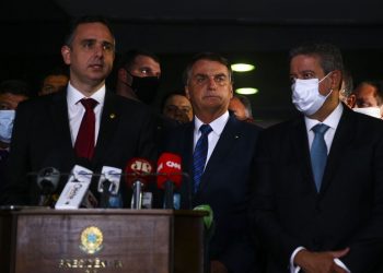 Bolsonaro entrega medida provisória para privatização da Eletrobras