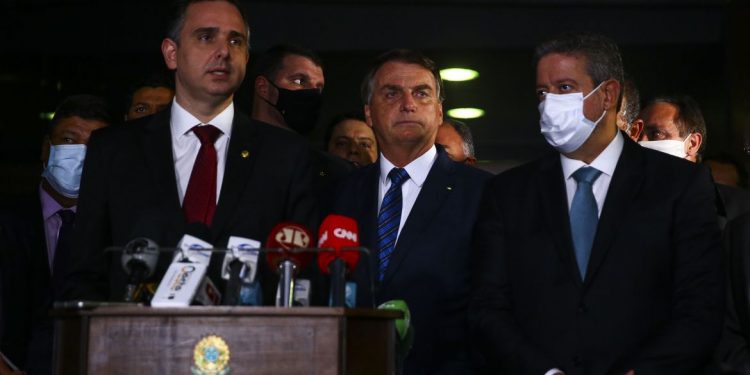 Bolsonaro entrega medida provisória para privatização da Eletrobras