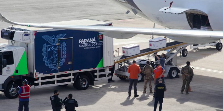Com a chegada do quarto lote, Paraná começa a vacinar idosos contra Covid-19