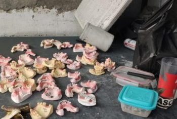 Polícia prende suspeitos de reciclar próteses dentárias de cadáveres