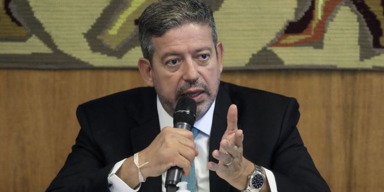 Lira pede solução alternativa para auxílio emergencial