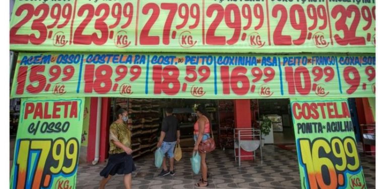 ‘Vendi as panelas para comprar pão e pé de galinha’: os relatos da fome no Brasil às vésperas do novo auxílio emergencial menor