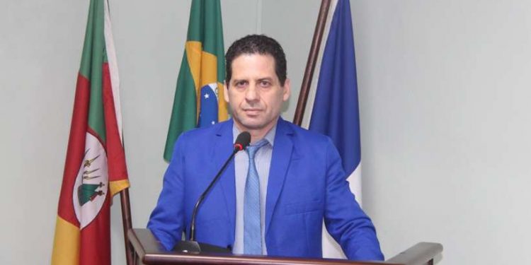 Vereador de Canela sugere ‘pulverizar’ álcool em gel na cidade com aviões