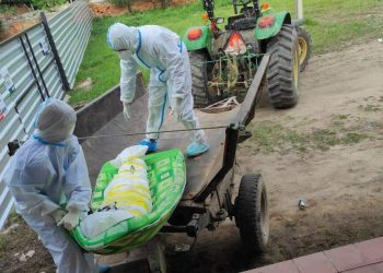 Paraguai: Vítima da covid, indigente é carregado por trator e enterrado em vala comum