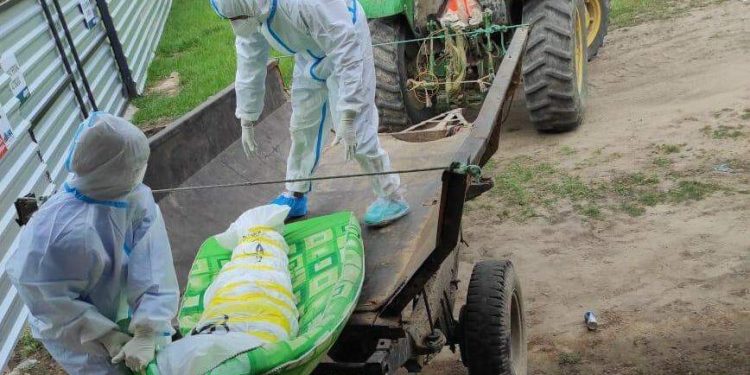 Paraguai: Vítima da covid, indigente é carregado por trator e enterrado em vala comum