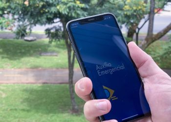 Auxílio emergencial pode ficar para abril, diz Guedes