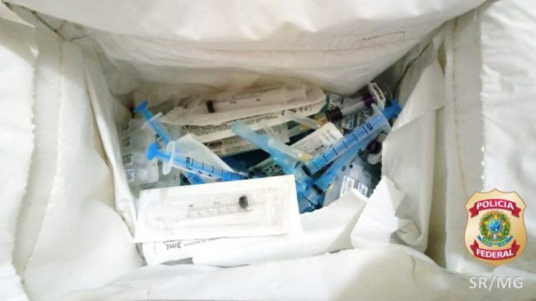 Falsa enfermeira que participou de vacinação ilegal contra Covid é presa pela PF