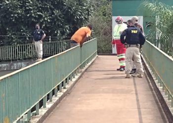 Homem ameaça se jogar de passarela na entrada de Foz do Iguaçu