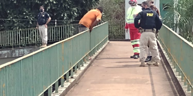 Homem ameaça se jogar de passarela na entrada de Foz do Iguaçu