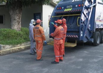 Doméstica joga fora R$ 10 mil da patroa em PE, caminhão é rastreado e garis acham dinheiro