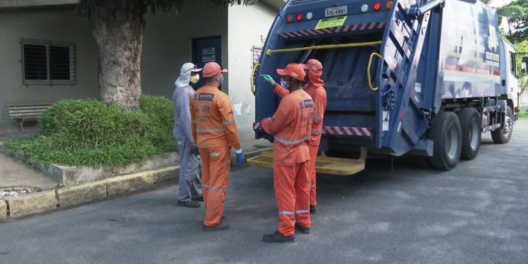 Doméstica joga fora R$ 10 mil da patroa em PE, caminhão é rastreado e garis acham dinheiro