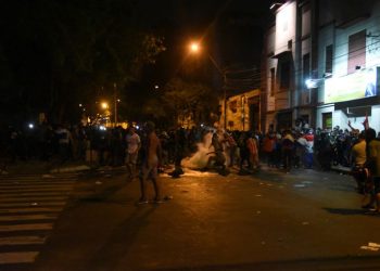 Manifestação pacífica contra presidente do Paraguai acaba com repressão violenta