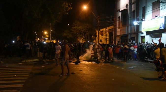 Manifestação pacífica contra presidente do Paraguai acaba com repressão violenta