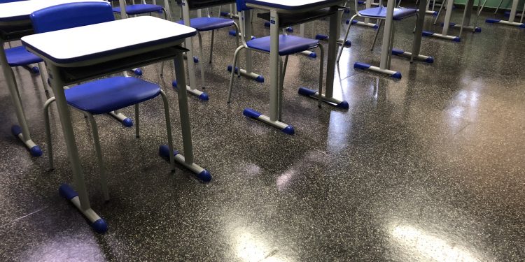 Com morte de três professores, SINPREFI faz protesto a favor de aulas remotas em Foz