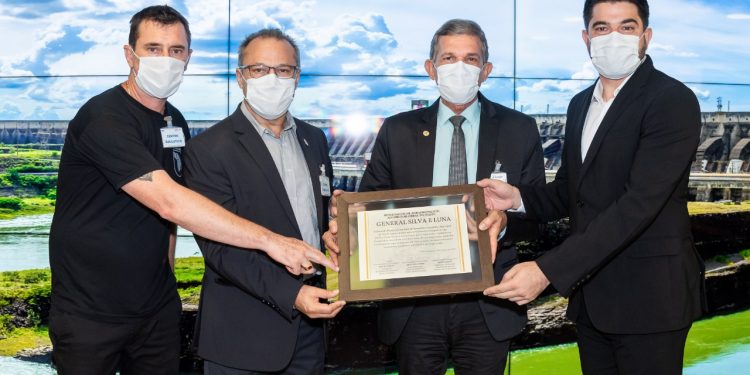Vereadores prestam homenagem ao general Silva e Luna