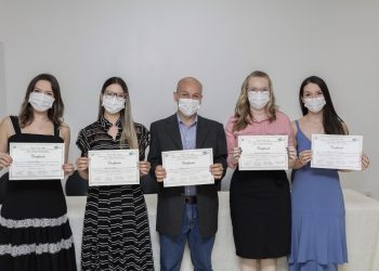 Hospital Costa Cavalcanti realiza formatura de médicos residentes