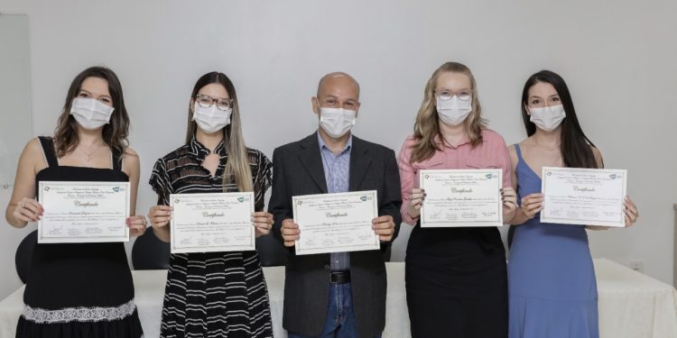 Hospital Costa Cavalcanti realiza formatura de médicos residentes