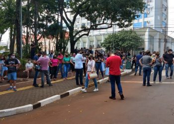 Pequenos empresários protestam contra fechamento de comércio