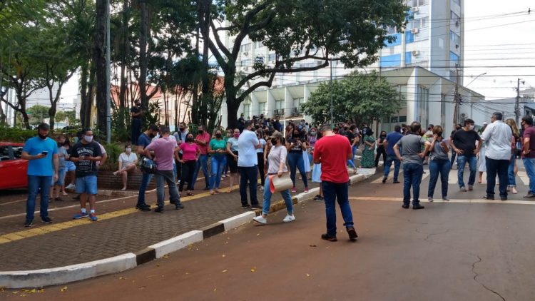 Pequenos empresários protestam contra fechamento de comércio