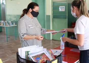 Rede municipal de ensino de Foz retoma entrega de atividades pedagógicas para as famílias