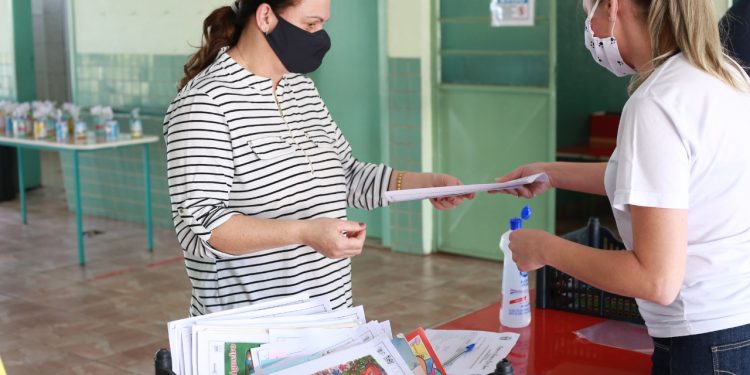 Rede municipal de ensino de Foz retoma entrega de atividades pedagógicas para as famílias