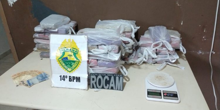 Polícia Militar apreende quase 40 quilos de maconha em ônibus