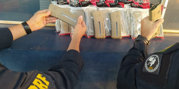 PRF prende homem transportando 28 carregadores de fuzil em Santa Terezinha