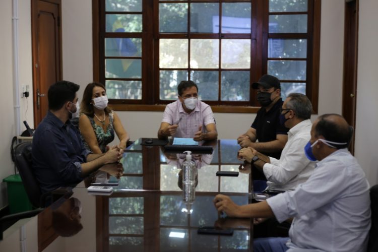 Prefeito Chico Brasileiro entrega projeto para compra de vacinas à Câmara Municipal