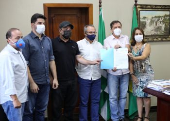 Prefeito Chico Brasileiro entrega projeto para compra de vacinas à Câmara Municipal